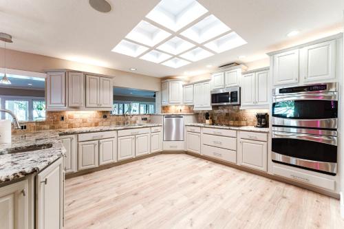 Konyha, Luxury Villa with Pickleball Court, Heated Pool, Treehouse and Game Room in Indian Rocks Beach (Florida)