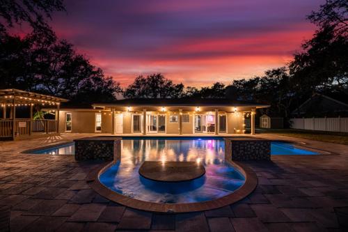 Úszómedence, Luxury Villa with Pickleball Court, Heated Pool, Treehouse and Game Room in Indian Rocks Beach (Florida)