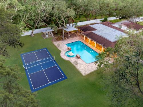 A szálláshely kívülről, Luxury Villa with Pickleball Court, Heated Pool, Treehouse and Game Room in Indian Rocks Beach (Florida)