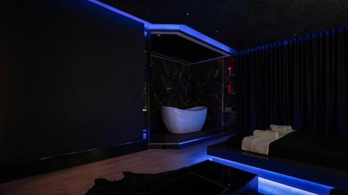 446 Black Suite Luxury - image 3