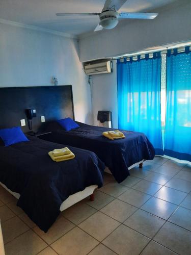 2 twin beds