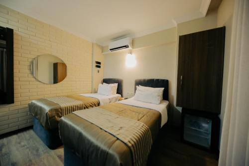 2 twin beds