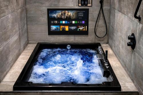 Luxury City Centre Retreat - Lux Spa Bath - Romantic, Edinburgh (photo 2)
