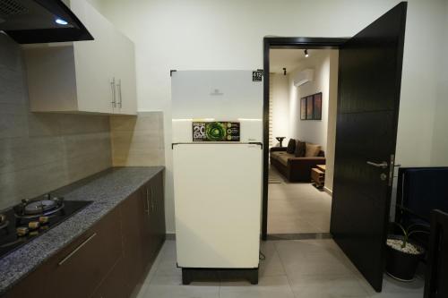 ห้องครัว, Spacious 2-BHK SkyPark One in โปลิสฟาวเดชั่น