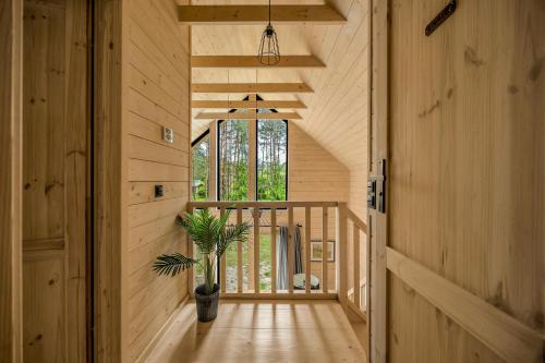 Зовнішній вигляд готелю, Modern Farmhouse Zegrze - Domek w lesie, Sauna, blisko Zalewu - by Rentujemy in Bialobrzegi
