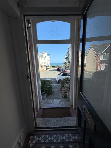 Seaweed Suite, secluded seaside stay with garden view near Chy