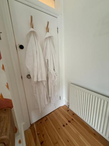 Seaweed Suite, secluded seaside stay with garden view near Chy
