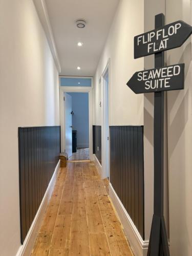 Seaweed Suite, secluded seaside stay with garden view near Chy