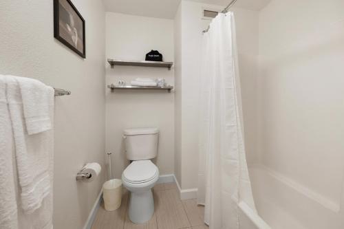Little Italy Inn - Limited Service Apart Hotel