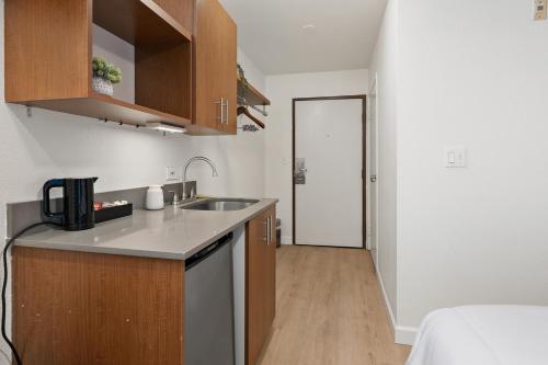 Little Italy Inn - Limited Service Apart Hotel near San Diego Museum of Man