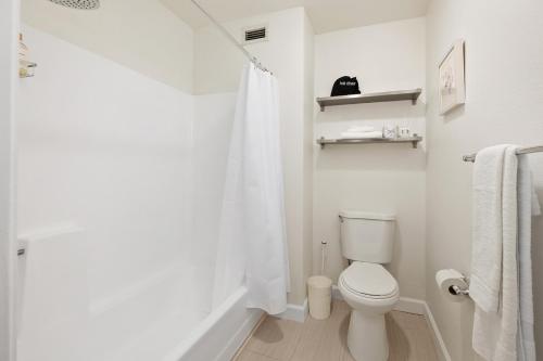 Little Italy Inn - Limited Service Apart Hotel