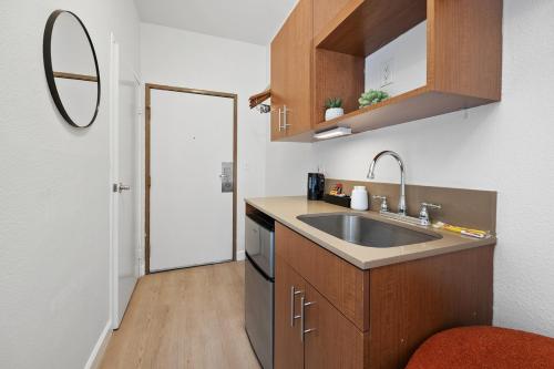 Little Italy Inn - Limited Service Apart Hotel near อุทยานสัมพันธไมตรีญี่ปุ่น