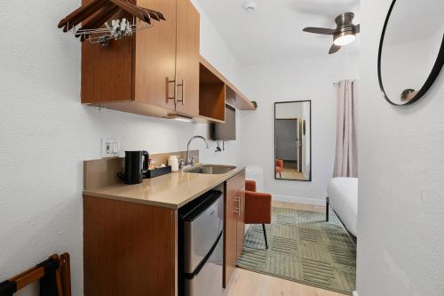 Little Italy Inn - Limited Service Apart Hotel near อุทยานสัมพันธไมตรีญี่ปุ่น