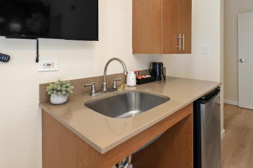 Little Italy Inn - Limited Service Apart Hotel near อุทยานสัมพันธไมตรีญี่ปุ่น