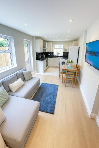 2-Bedroom Garden Flat - Modern, Bright - A, London
