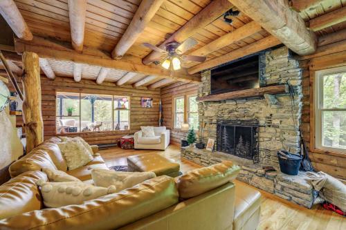 Waynesville Cabin with Grill, Fire Pit, and Hot Tub! in Canton, USA