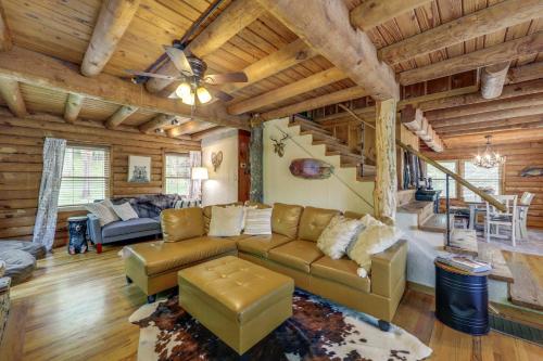 Waynesville Cabin with Grill, Fire Pit, and Hot Tub! in Canton, USA