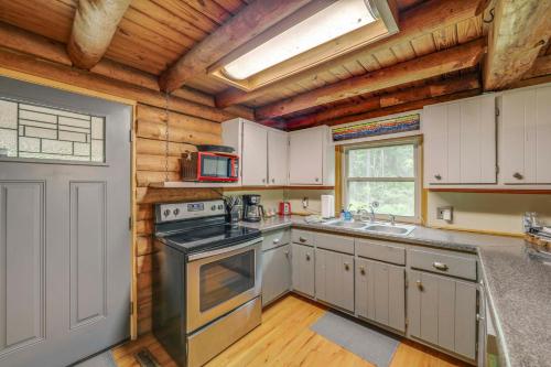 Waynesville Cabin with Grill, Fire Pit, and Hot Tub! in Canton, USA