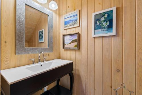Unwind and Indulge at Five Stars Beach Home in Pawleys Island, USA