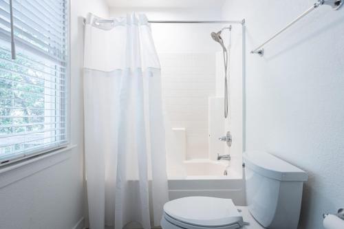 5 Min to Beach Pool Hot Tub Resort Amenities - image 4
