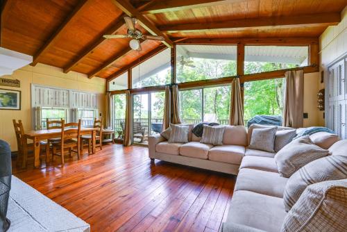 Waterfront Nolin Lake Gem: Guest House & Balcony