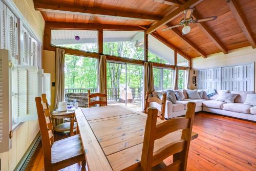 Waterfront Nolin Lake Gem: Guest House & Balcony in Clarkson (KY)