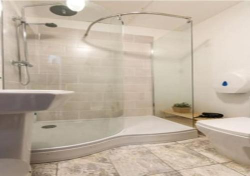 Bathroom, Portobello Rooms by PrimeCityHosts near The Tin Shed