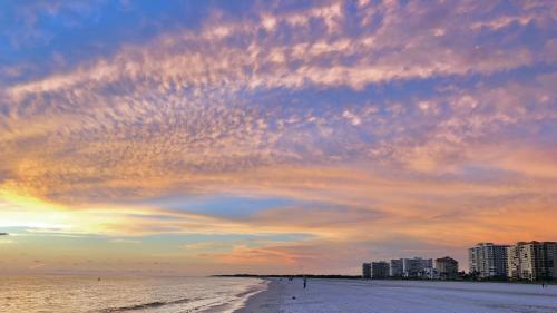 Pristine 2 Bed Condo Steps from Free Beach Access - image 36