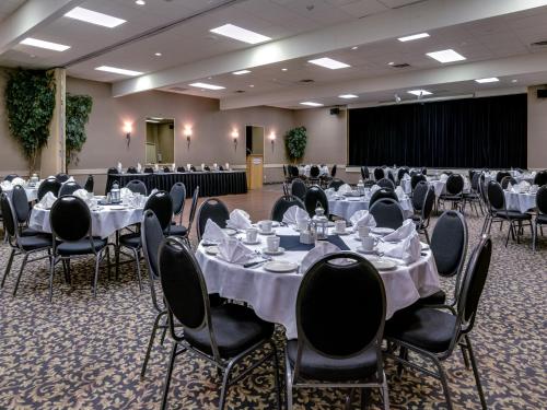 Heritage Inn Hotel & Convention Centre - Cranbrook - 식음료(F&B)