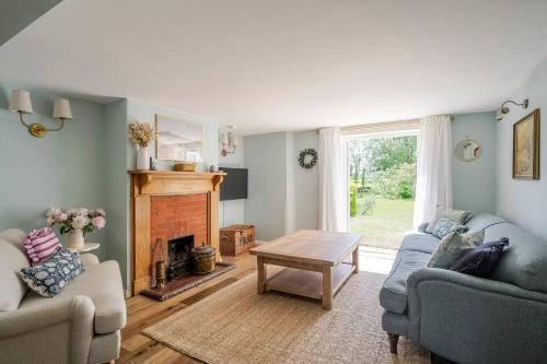 Koplietošanas atpūtas telpa ar TV, Boutique Suffolk Cottage Cosy Family Holiday Home with Garden Near Aldeburgh in Hacheston