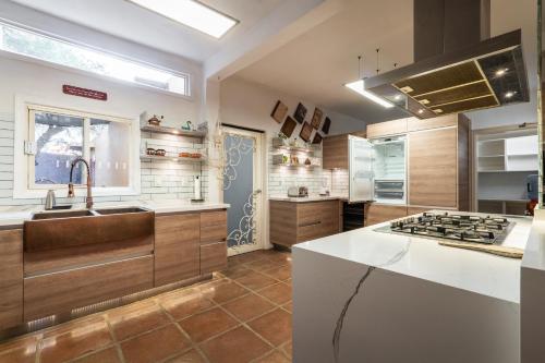 Casa Feliz Jacuzzis Alberca Gimnacio Vapor PingPong Billar Cuarto de Video in Olimpo