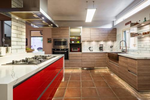 Konyha, Casa Feliz Jacuzzis Alberca Gimnacio Vapor PingPong Billar Cuarto de Video in Olimpo