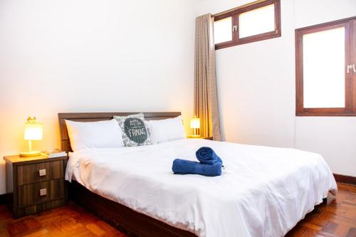 One-Bedroom Apartment image 9