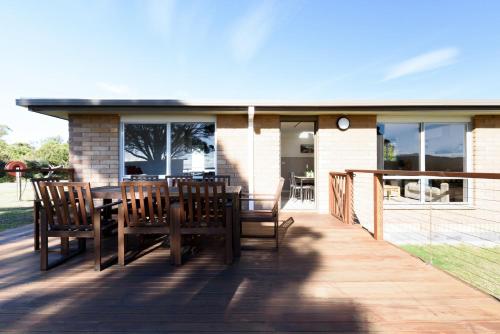 White Sands Coastal Getaway – Steps to the Shore in Four Mile Creek (Tasmania)