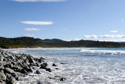White Sands Coastal Getaway – Steps to the Shore in Four Mile Creek (Tasmania)