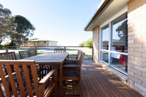 White Sands Coastal Getaway – Steps to the Shore in Four Mile Creek (Tasmania)