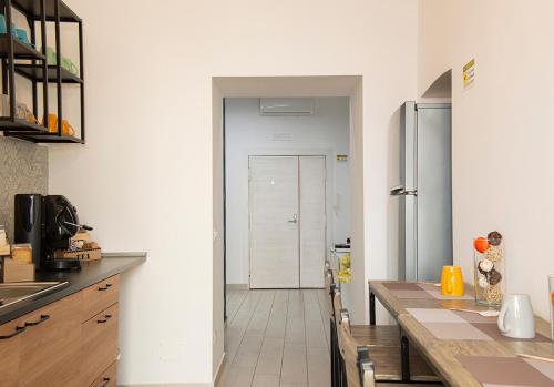 Kitchen, MIGLIO SACRO Suites in Capodimonte