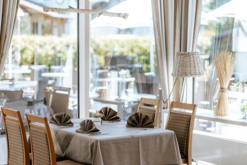 Restaurant, Hotel & Restaurant Kronenhof am Weser-Radweg in Oberweser