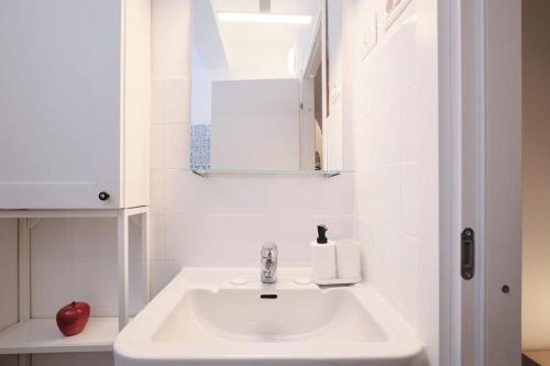 Tuscolana White Apartment, Рим (фото 9)