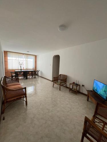 Shared lounge/TV area, Apartamento sambil valencia con agua de pozo y wifi de 500 mb in Naguanagua