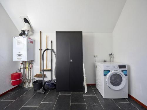 Spledid villa with sauna and whirlpool in Limburg - image 5