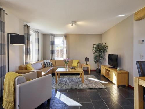 Farmhouse in Limburg with Subtropical Pool in Verspreide huizen Roggel