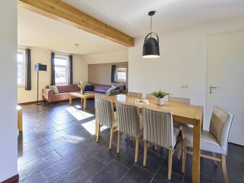 Létesítmények, Farmhouse in Limburg with Subtropical Pool in Verspreide huizen Roggel