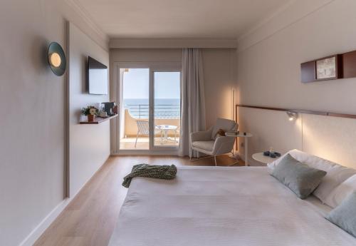 Double or Twin Room with Sea View image 6