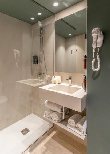 Double Room with Sea View and Extra Bed (3 Adults) image 7