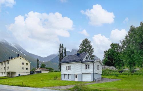 . 2 Bedroom Lovely Home In Innfjorden