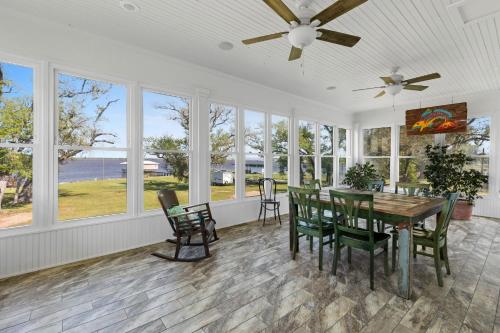 Waterfront 3 Bedroom Home in Carlyss (LA)