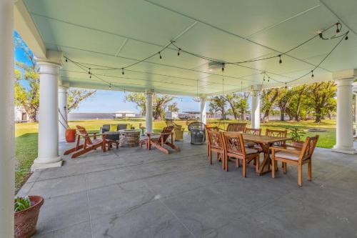 Waterfront 3 Bedroom Home in Carlyss (LA)