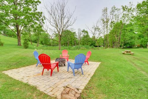 Walk to Saylors Lake Townhome with Shared Perks!