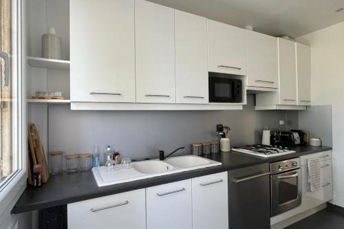 Apartment for 6 with terrace 100 m from the sea in Boulouris